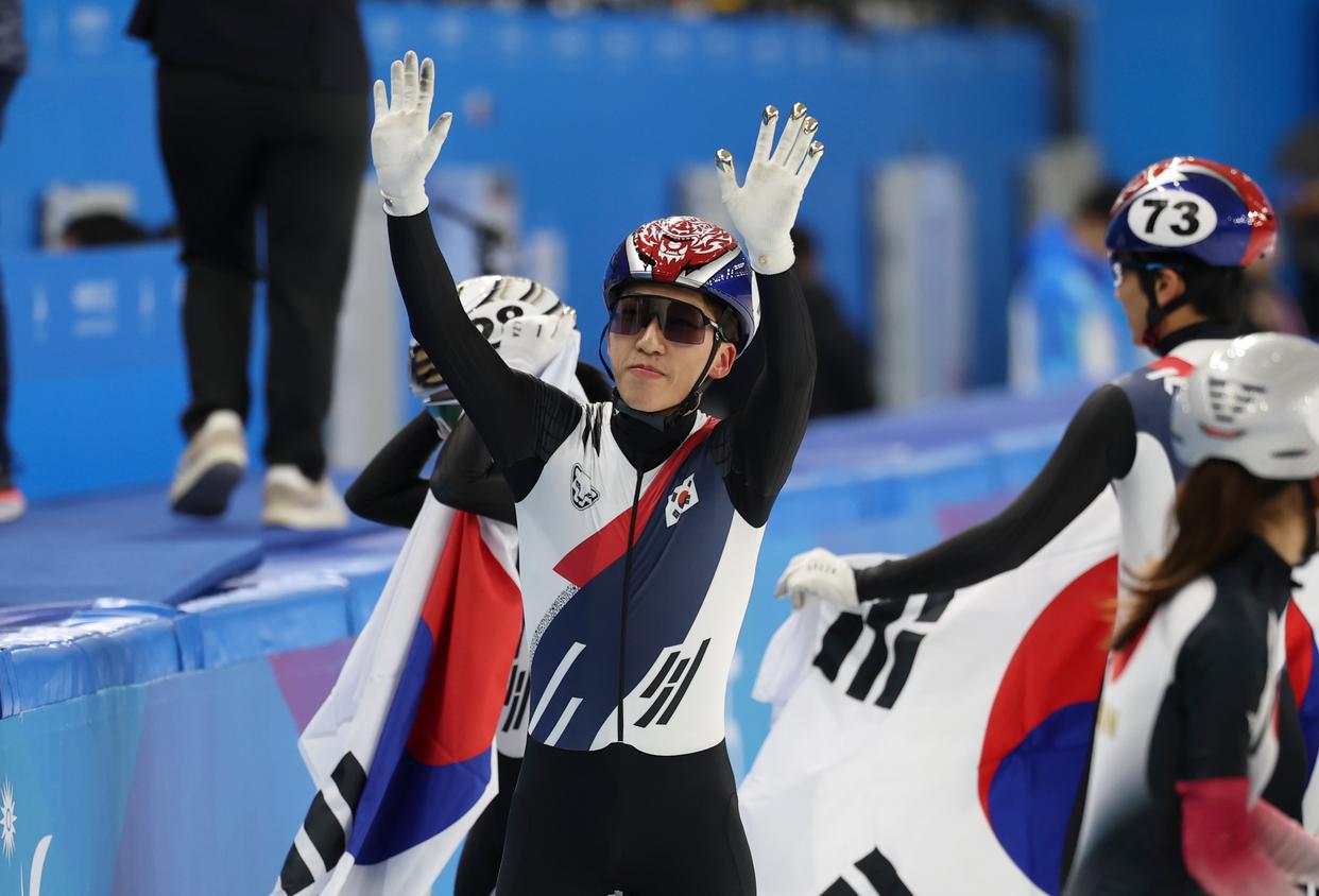 日本选手勇夺短道速滑比赛银牌