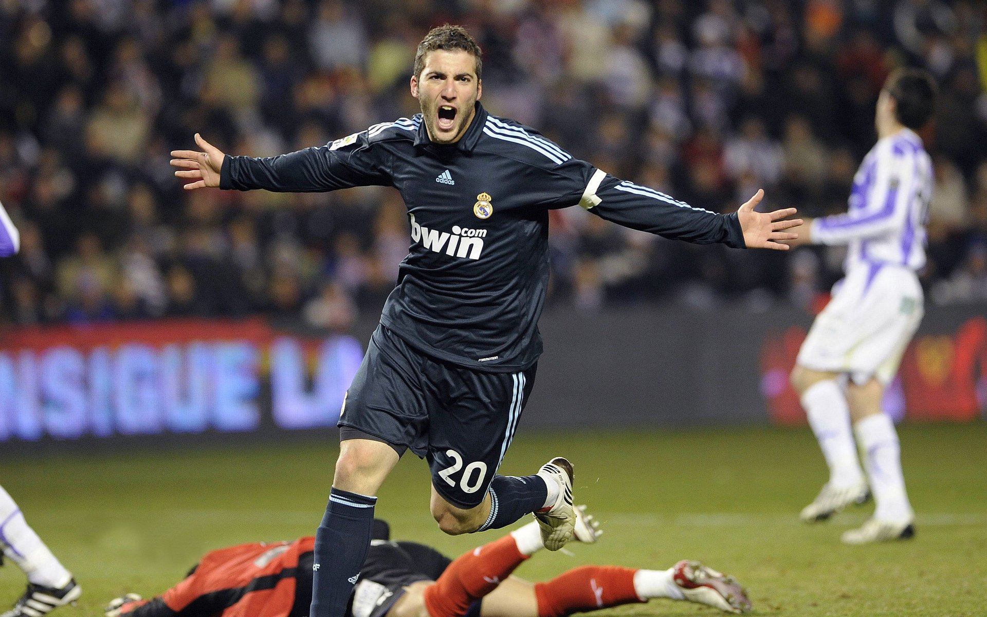 开云官网-引擎轰鸣与绿茵烽火，当F1新季启程撞上世界杯惊天冷门