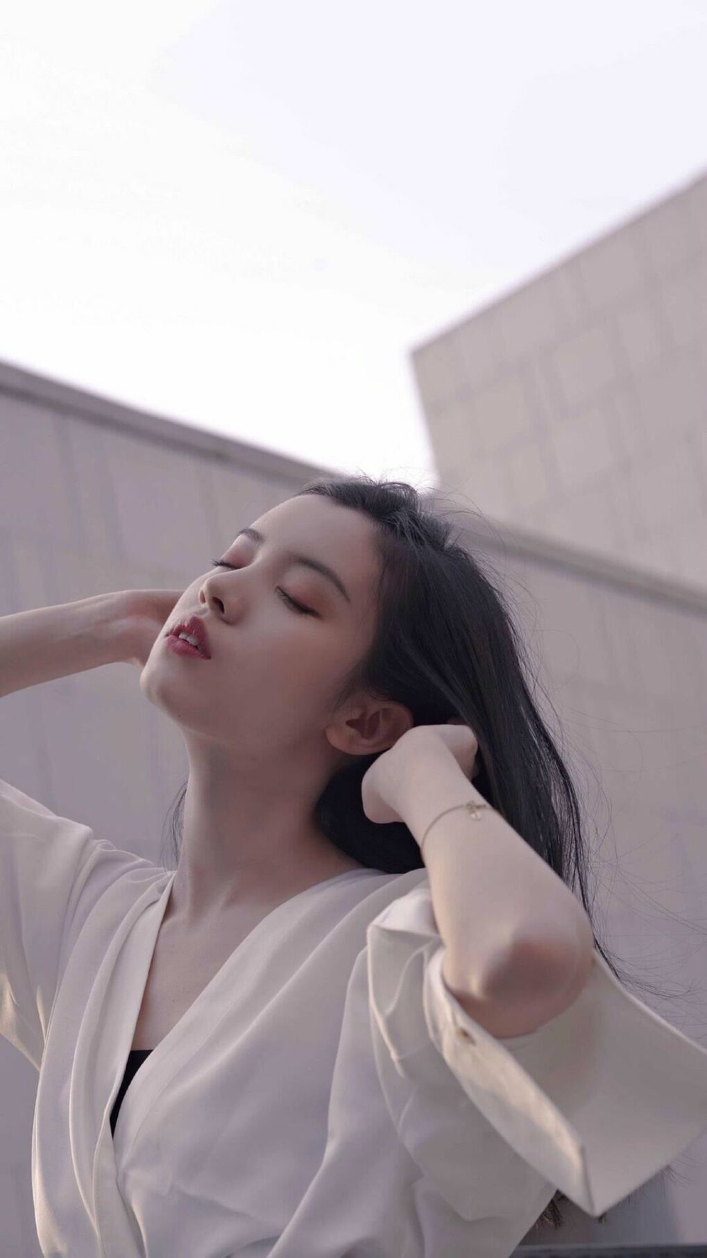 圣保罗的呐喊与赛道上的统治，那不勒斯硬仗取胜威尔士，阿劳霍在F1新赛季揭幕战接管比赛