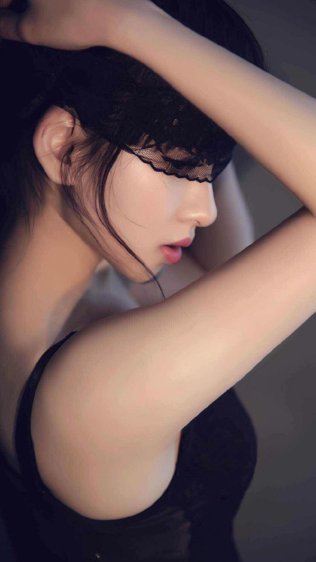 冷门之夜，喀麦隆铁血防线完胜西班牙，卢卡库双响导演H组生死战奇迹